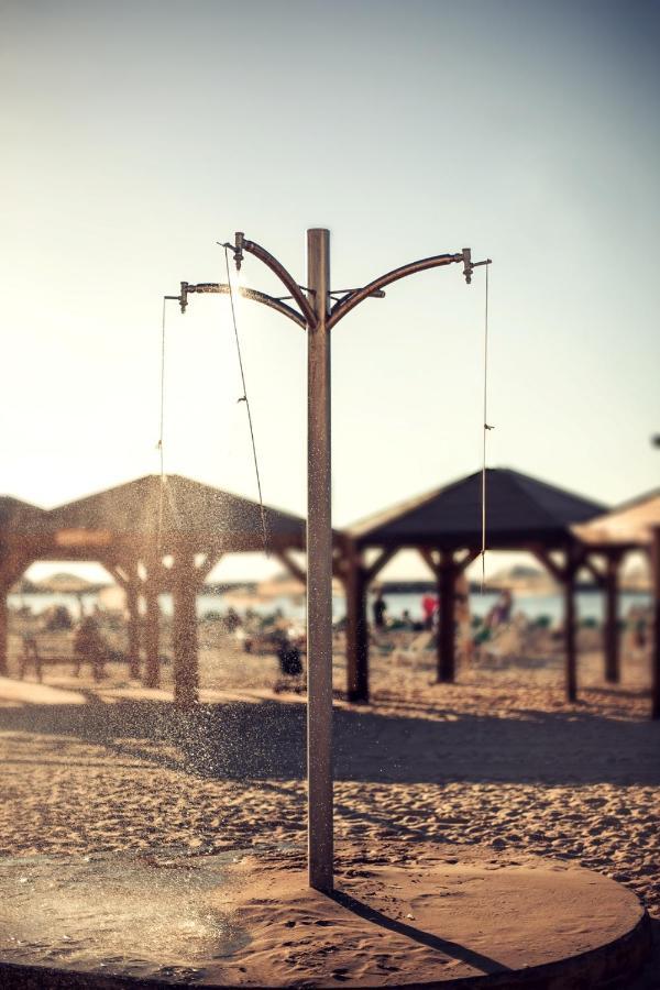 Wom Beach Pod Hotel - A Member Of Brown Hotels Tel Aviv Bagian luar foto