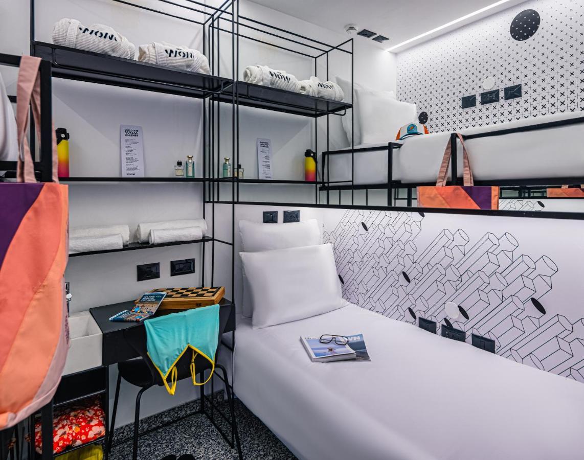 Wom Beach Pod Hotel - A Member Of Brown Hotels Tel Aviv Bagian luar foto